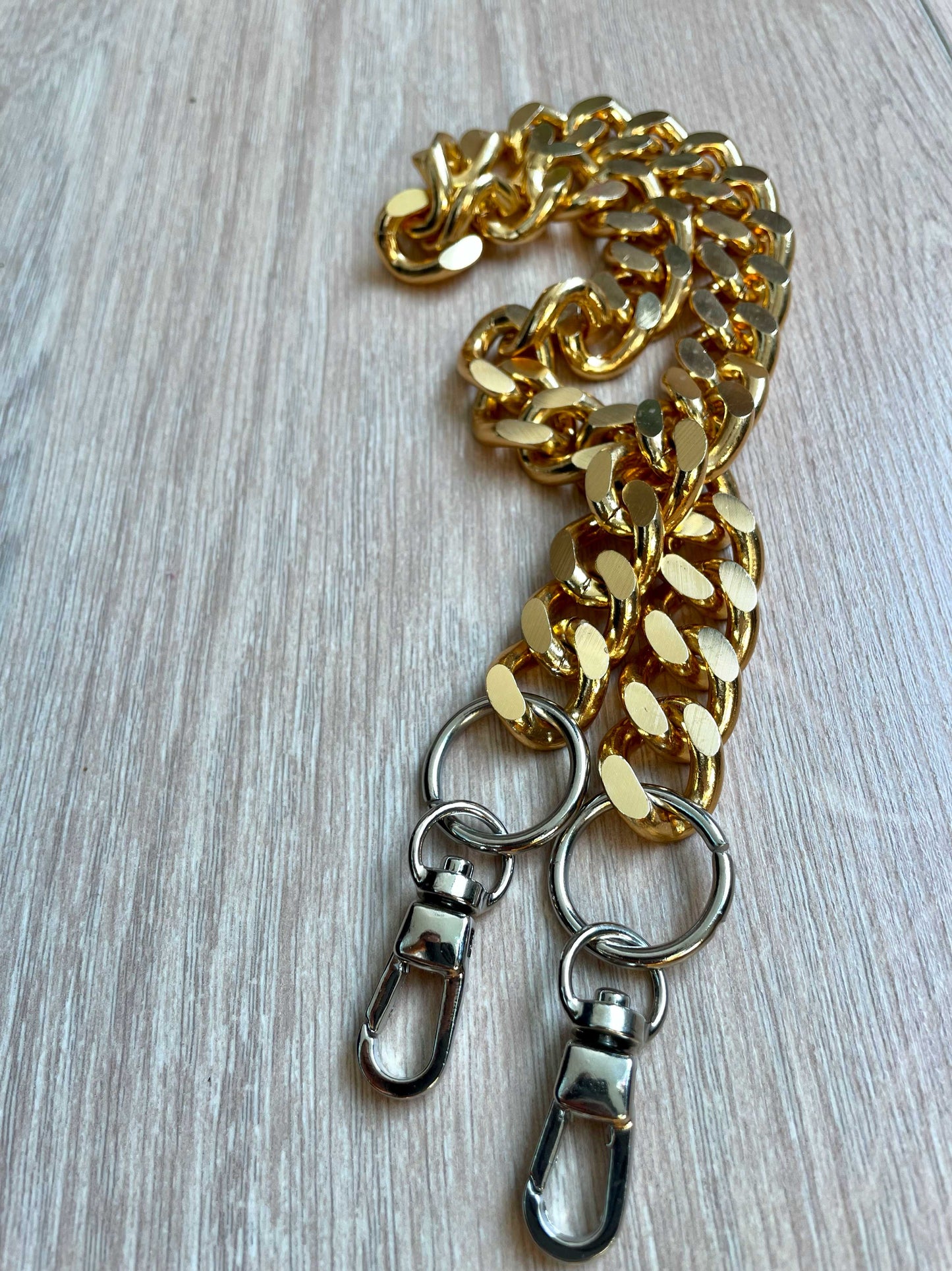 Short golden aluminum chain