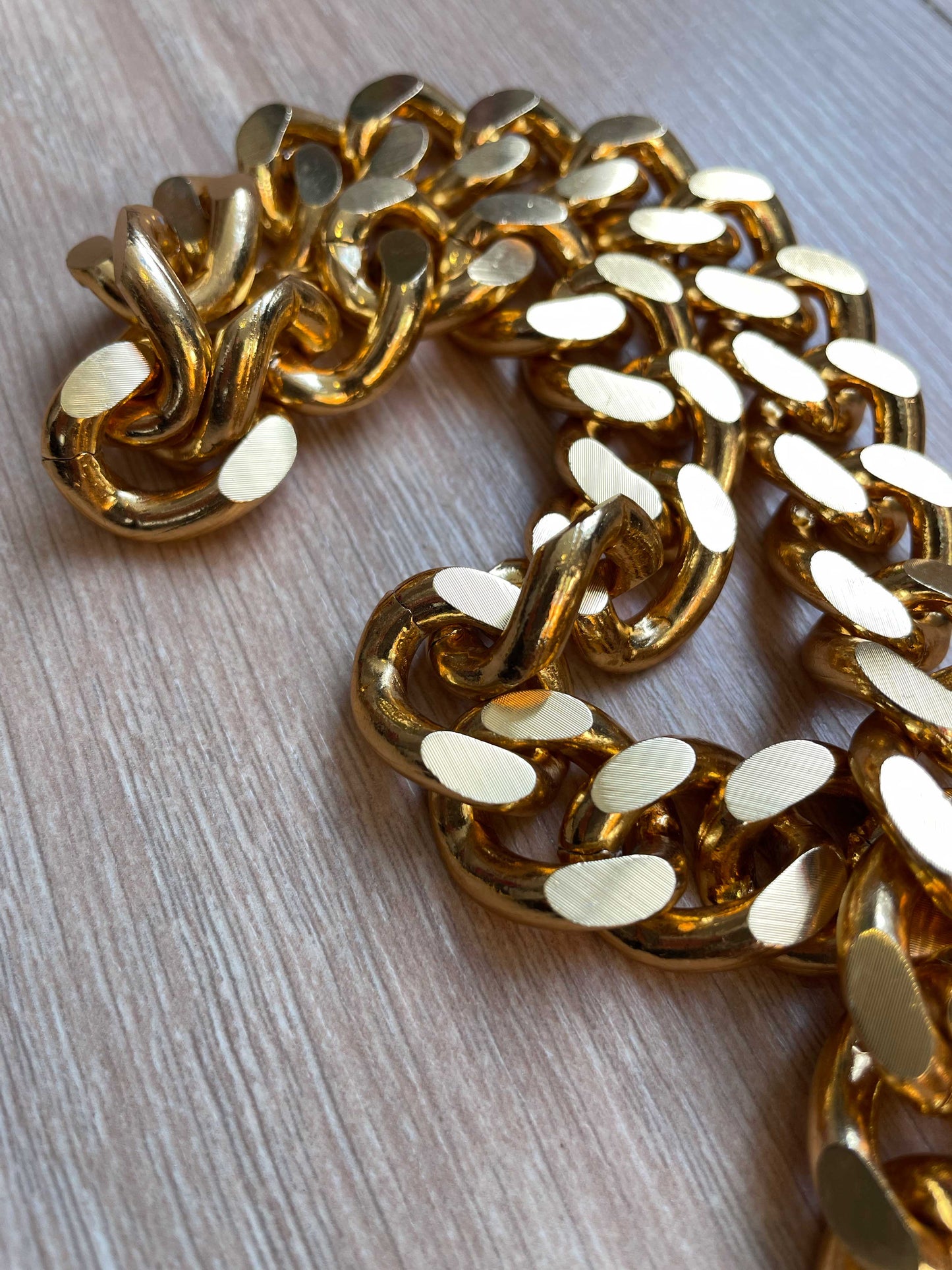 Short golden aluminum chain