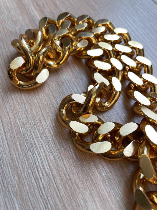 Short golden aluminum chain